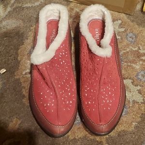 Indigo by Clark's size 6.5 red suede shearling